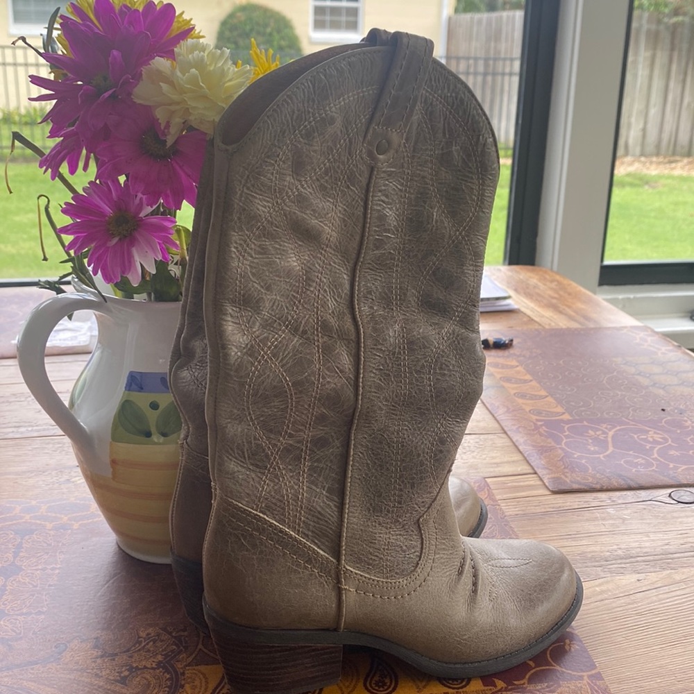 Nurture Sz 8 Leather Boots